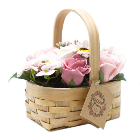 Bouquet rose moyen dans un panier en osier