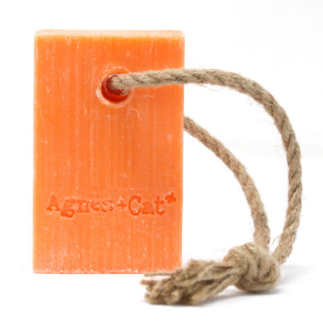 jabón vegano de clementina en una cuerda