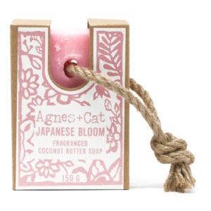 jabón vegano de floración japonesa en una cuerda