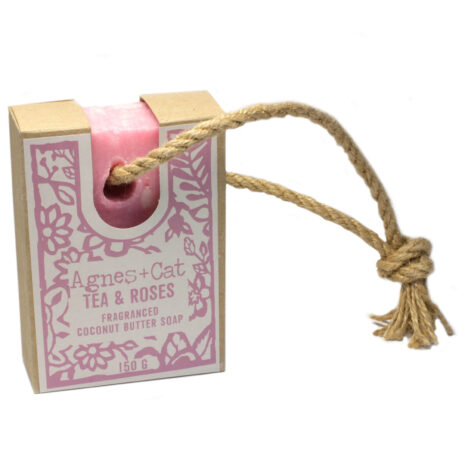 jabón vegano tea & roses en una cuerda